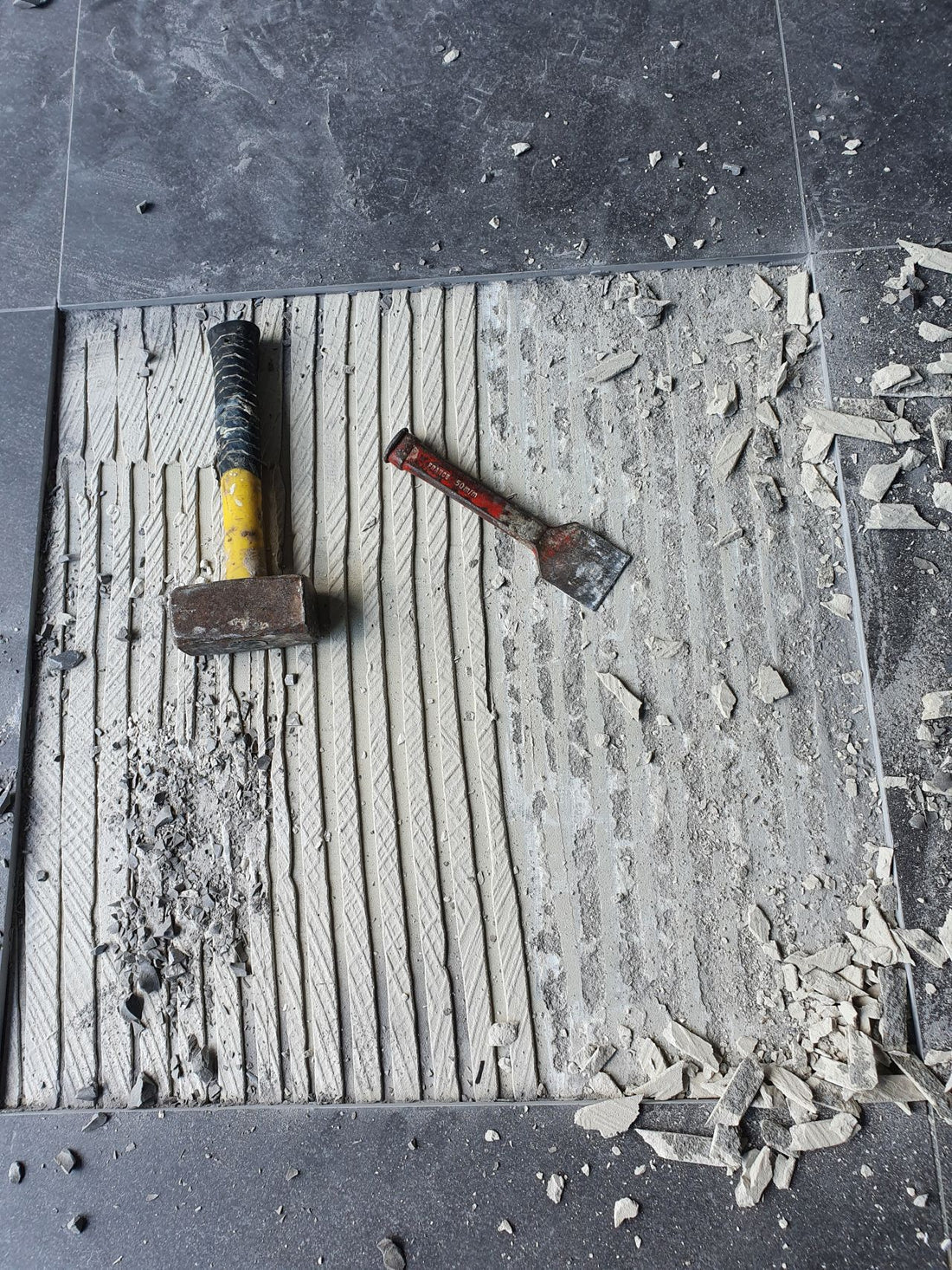 losliggende en holklinkende tegels